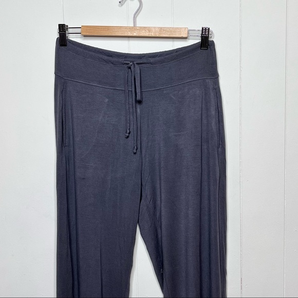 Barefoot Dreams Luxe Milk Jersey Namaste Lounge Pajama Set Size Small Carbon - Picture 10 of 13